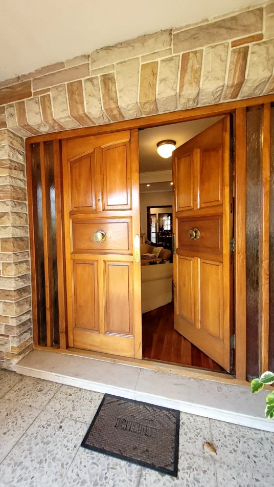 Venta Oportunidad !! Casa De 5 Amb. Con Quincho, Parque Y Depto Independiente Sobre Av Paso
