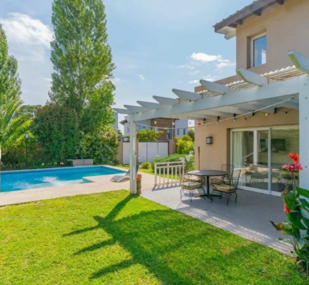  Venta Casa en dos plantas en  Los Acantilados con pileta, parrilla y cochera