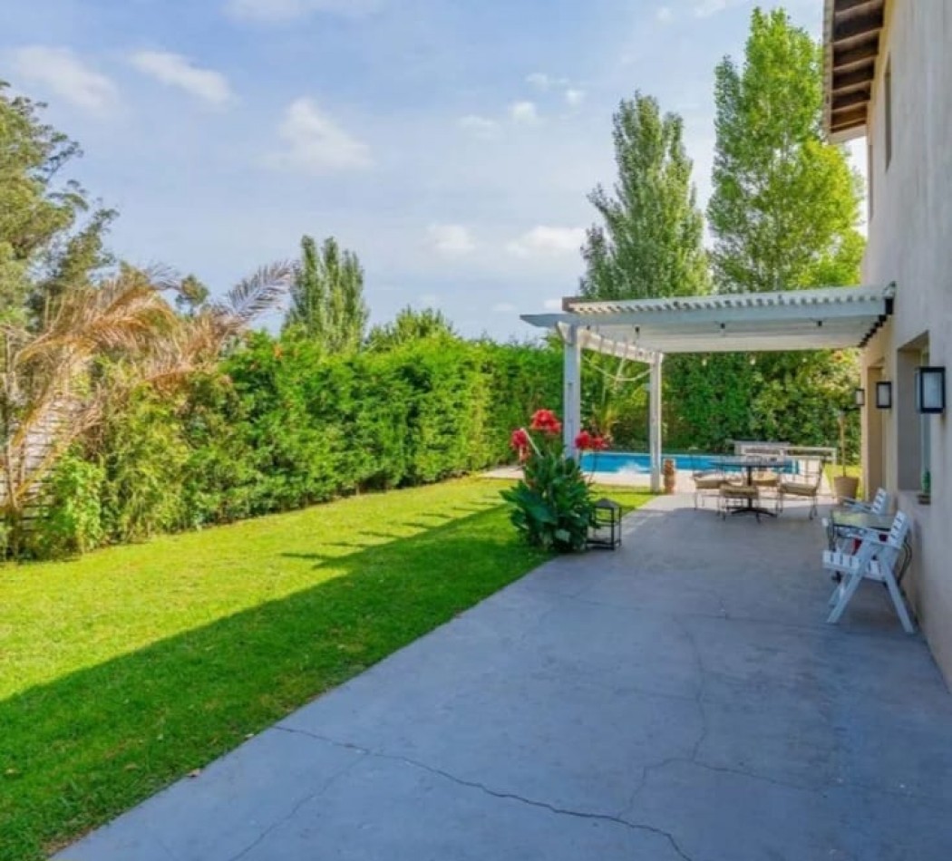  Venta Casa en dos plantas en  Los Acantilados con pileta, parrilla y cochera