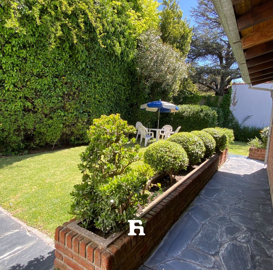 Chalet 5 Amb Parque y Quincho - Impecable Estado
