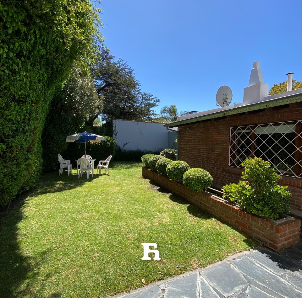 Chalet 5 Amb Parque y Quincho - Impecable Estado