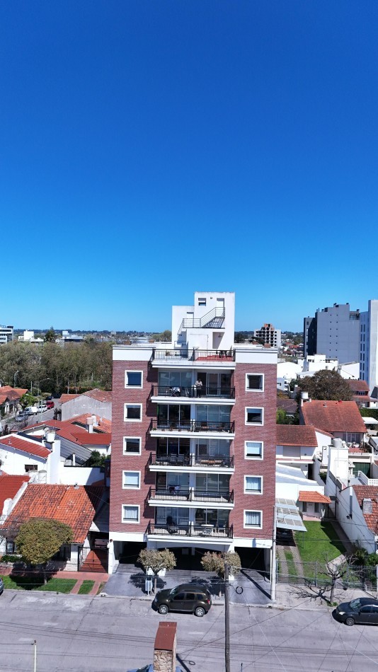 SEMIPISO DE 3 AMBIENTES C/ TERRAZA PROPIA Y DOBLE COCHERA - CHAUVIN