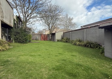 VENTA PLAYA GRANDE - SOBRE LOTE DE 20X43.30 CHALET CON QUINCHO Y PILETA